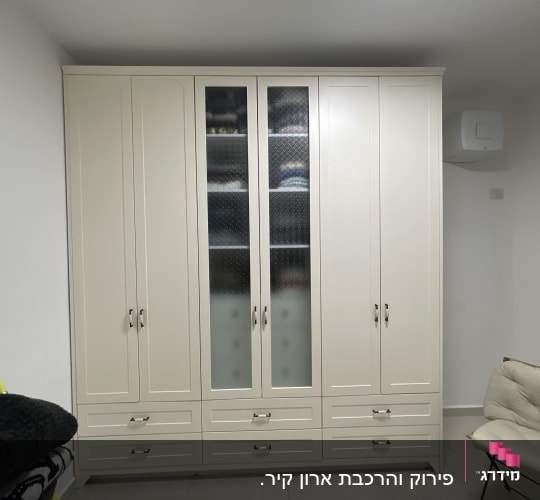 ארון בגדים עם דלתות זכוכית ומגירות